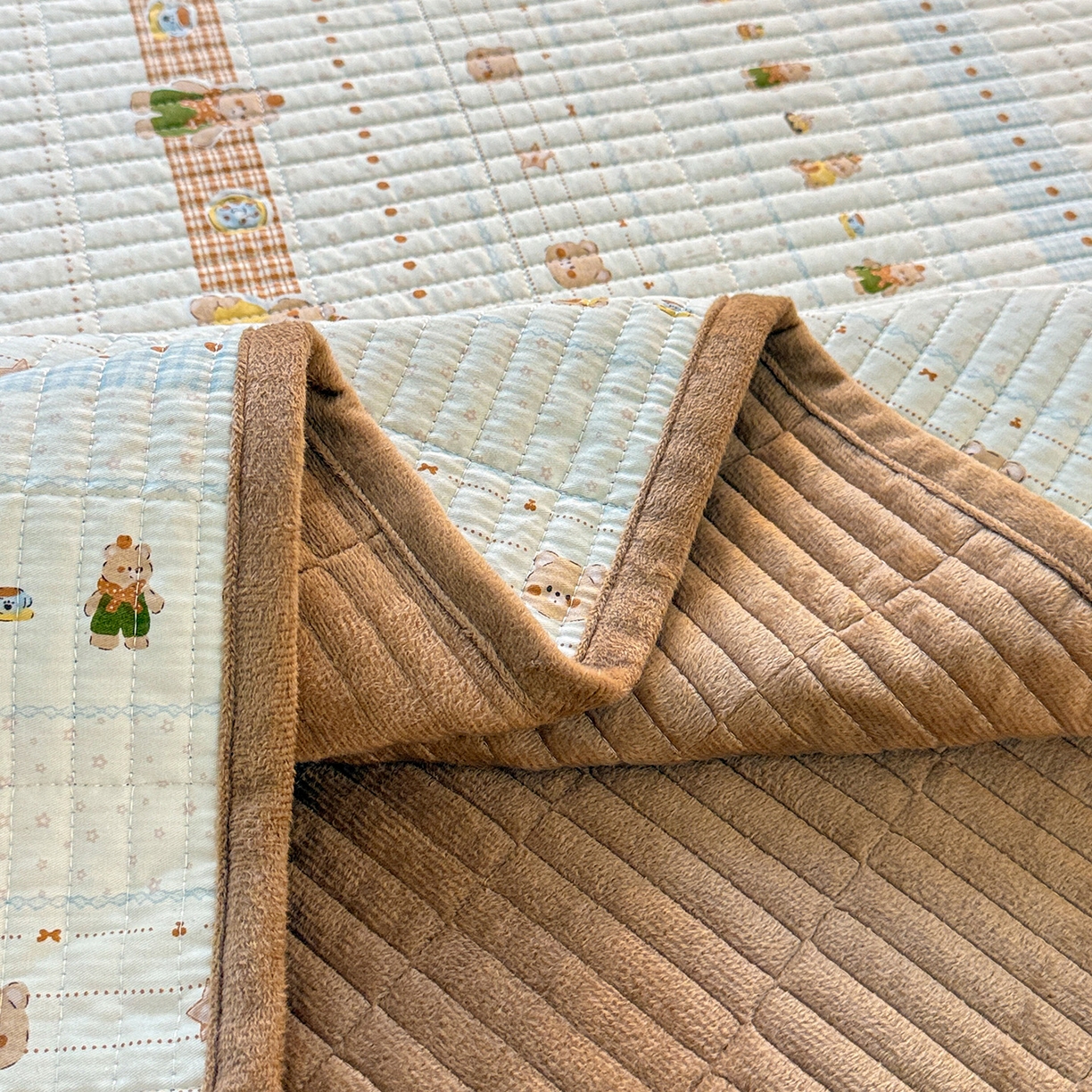 91家纺网 家纺一手货源 找家纺 橙子家居 2025新款棉加绒床盖床盖单件床盖单品床盖三件套夹层水洗棉花跑量款现货 幸运熊