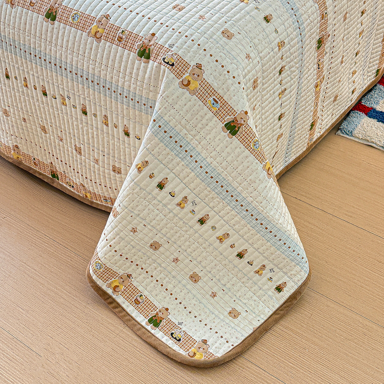 91家纺网 家纺一手货源 找家纺 橙子家居 2025新款棉加绒床盖床盖单件床盖单品床盖三件套夹层水洗棉花跑量款现货 幸运熊