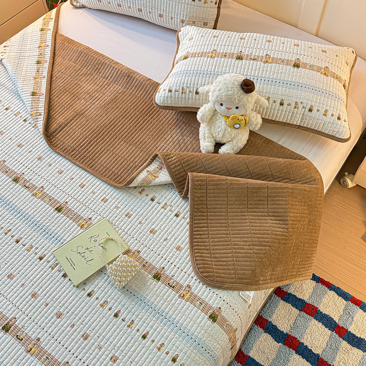 91家纺网 家纺一手货源 找家纺 橙子家居 2025新款棉加绒床盖床盖单件床盖单品床盖三件套夹层水洗棉花跑量款现货 幸运熊