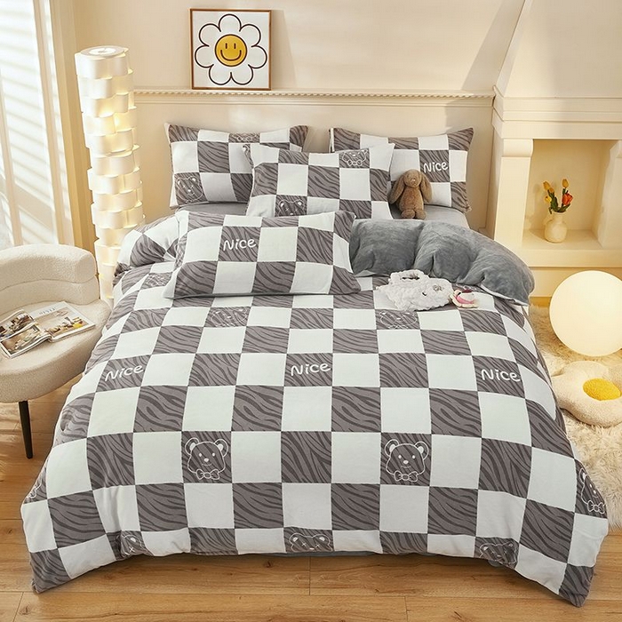 91家纺网 家纺一手货源 找家纺 三盛源 2025新款牛奶绒床品四件套冬季加厚珊瑚绒被套罩双面加绒法兰绒床单三件套 格子小能