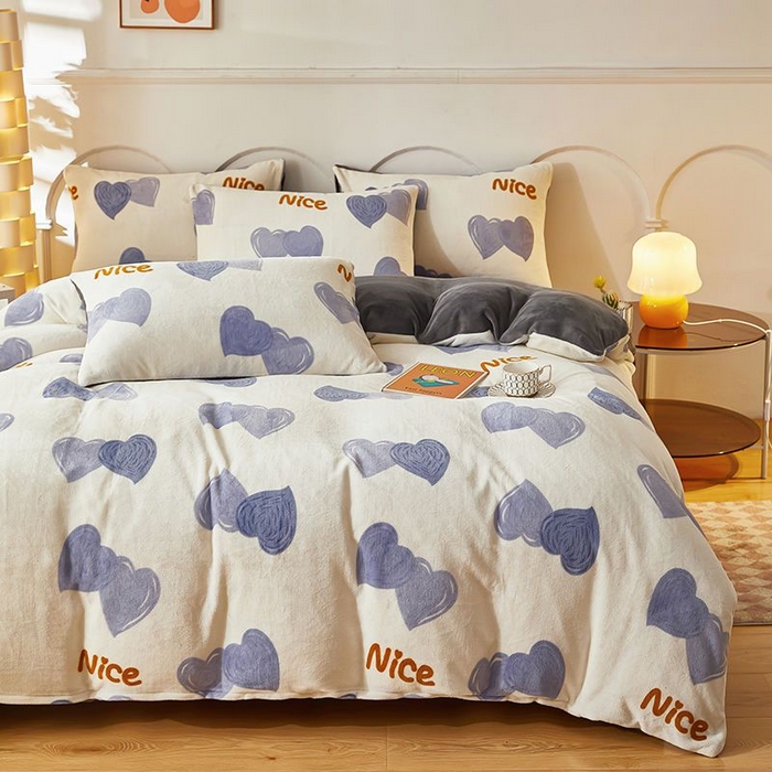 91家纺网 家纺一手货源 找家纺 三盛源 2025新款牛奶绒床品四件套冬季加厚珊瑚绒被套罩双面加绒法兰绒床单三件套 怦然心动