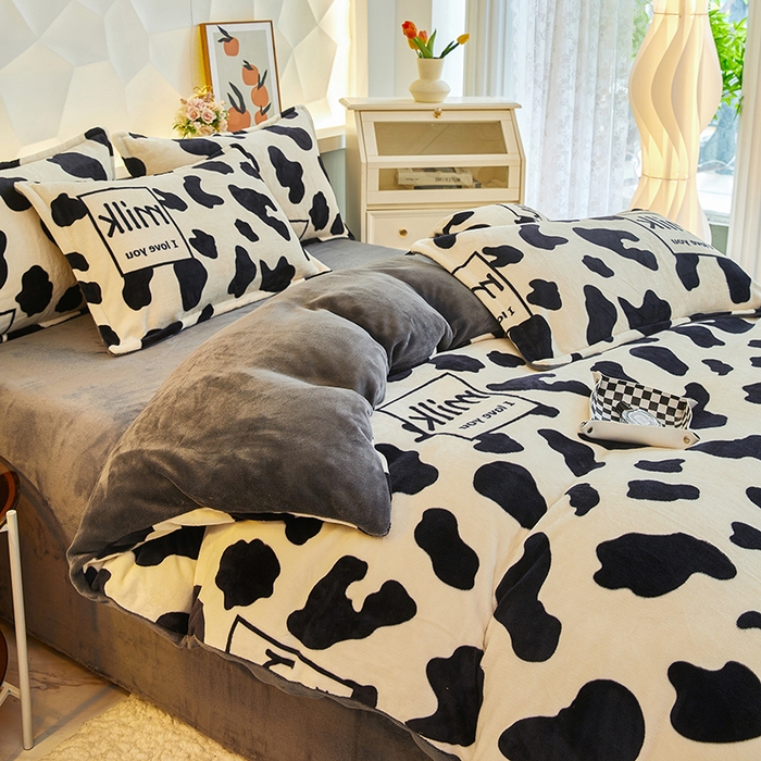 91家纺网 家纺一手货源 找家纺 三盛源 2025新款牛奶绒床品四件套冬季加厚珊瑚绒被套罩双面加绒法兰绒床单三件套 奶牛点点