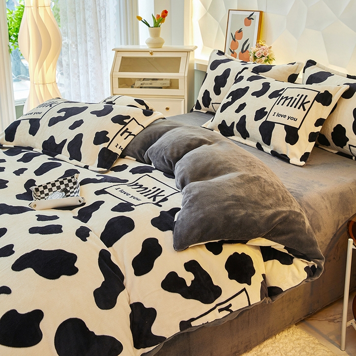 91家纺网 家纺一手货源 找家纺 三盛源 2025新款牛奶绒床品四件套冬季加厚珊瑚绒被套罩双面加绒法兰绒床单三件套 奶牛点点