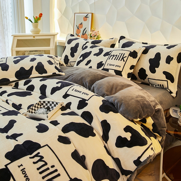 91家纺网 家纺一手货源 找家纺 三盛源 2025新款牛奶绒床品四件套冬季加厚珊瑚绒被套罩双面加绒法兰绒床单三件套 奶牛点点