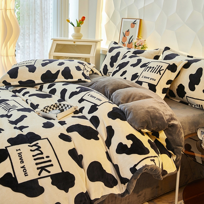 91家纺网 家纺一手货源 找家纺 三盛源 2025新款牛奶绒床品四件套冬季加厚珊瑚绒被套罩双面加绒法兰绒床单三件套 奶牛点点