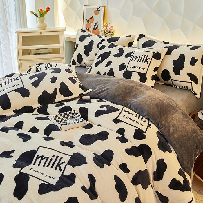 91家纺网 家纺一手货源 找家纺 三盛源 2025新款牛奶绒床品四件套冬季加厚珊瑚绒被套罩双面加绒法兰绒床单三件套 奶牛点点