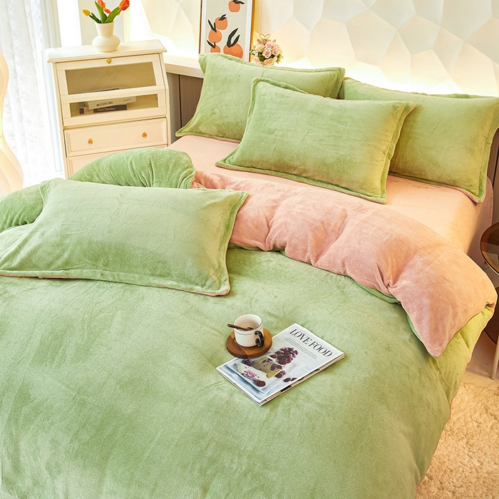 91家纺网 家纺一手货源 找家纺 三盛源 2025新款牛奶绒床品四件套冬季加厚珊瑚绒被套罩双面加绒法兰绒床单三件套 草绿-粉