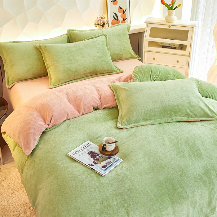 91家纺网 家纺一手货源 找家纺 三盛源 2025新款牛奶绒床品四件套冬季加厚珊瑚绒被套罩双面加绒法兰绒床单三件套 草绿-粉