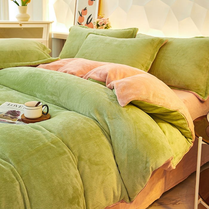 91家纺网 家纺一手货源 找家纺 三盛源 2025新款牛奶绒床品四件套冬季加厚珊瑚绒被套罩双面加绒法兰绒床单三件套 草绿-粉