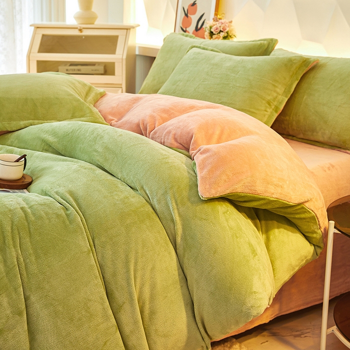 91家纺网 家纺一手货源 找家纺 三盛源 2025新款牛奶绒床品四件套冬季加厚珊瑚绒被套罩双面加绒法兰绒床单三件套 草绿-粉