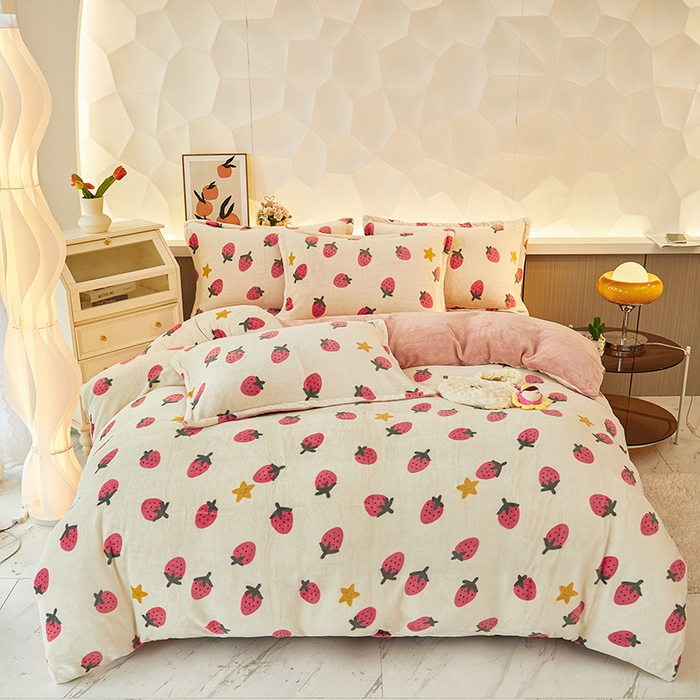 三盛源 2025新款牛奶绒床品四件套冬季加厚珊瑚绒被套罩双面加绒法兰绒床单三件套 草莓乐园