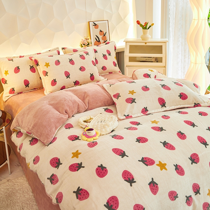 91家纺网 家纺一手货源 找家纺 三盛源 2025新款牛奶绒床品四件套冬季加厚珊瑚绒被套罩双面加绒法兰绒床单三件套 草莓乐园