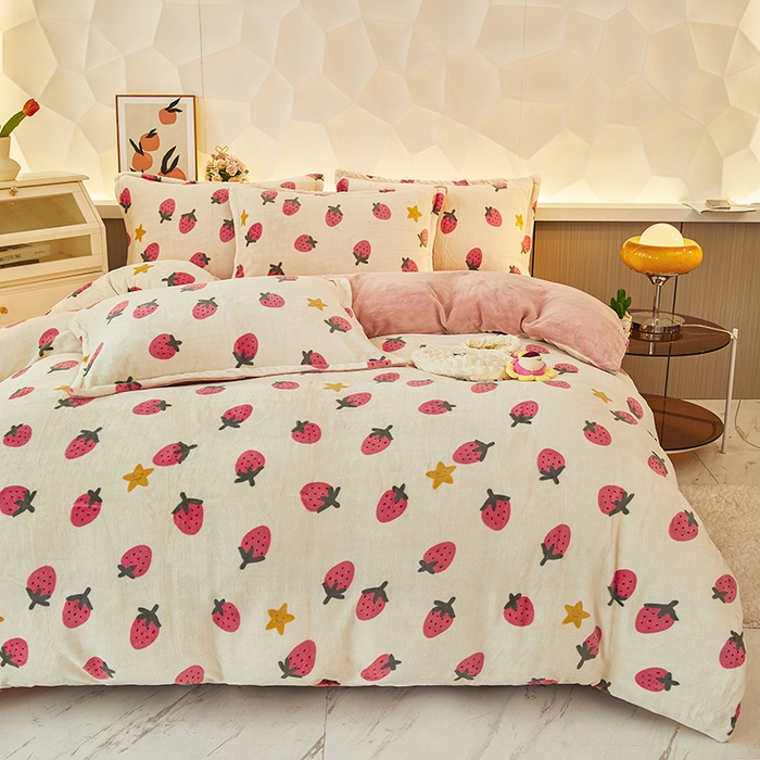 91家纺网 家纺一手货源 找家纺 三盛源 2025新款牛奶绒床品四件套冬季加厚珊瑚绒被套罩双面加绒法兰绒床单三件套 草莓乐园