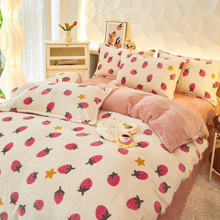 91家纺网 家纺一手货源 找家纺 三盛源 2025新款牛奶绒床品四件套冬季加厚珊瑚绒被套罩双面加绒法兰绒床单三件套 草莓乐园