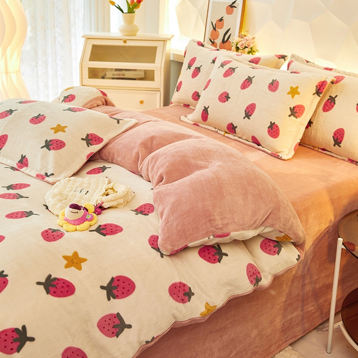 91家纺网 家纺一手货源 找家纺 三盛源 2025新款牛奶绒床品四件套冬季加厚珊瑚绒被套罩双面加绒法兰绒床单三件套 草莓乐园