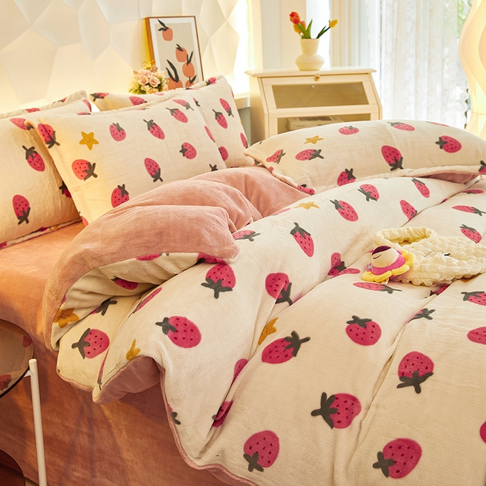 91家纺网 家纺一手货源 找家纺 三盛源 2025新款牛奶绒床品四件套冬季加厚珊瑚绒被套罩双面加绒法兰绒床单三件套 草莓乐园