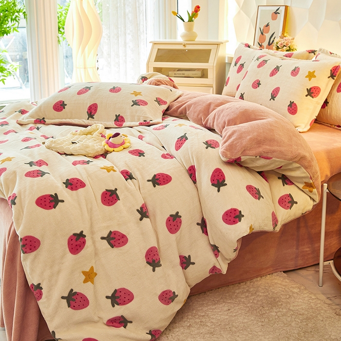 91家纺网 家纺一手货源 找家纺 三盛源 2025新款牛奶绒床品四件套冬季加厚珊瑚绒被套罩双面加绒法兰绒床单三件套 草莓乐园