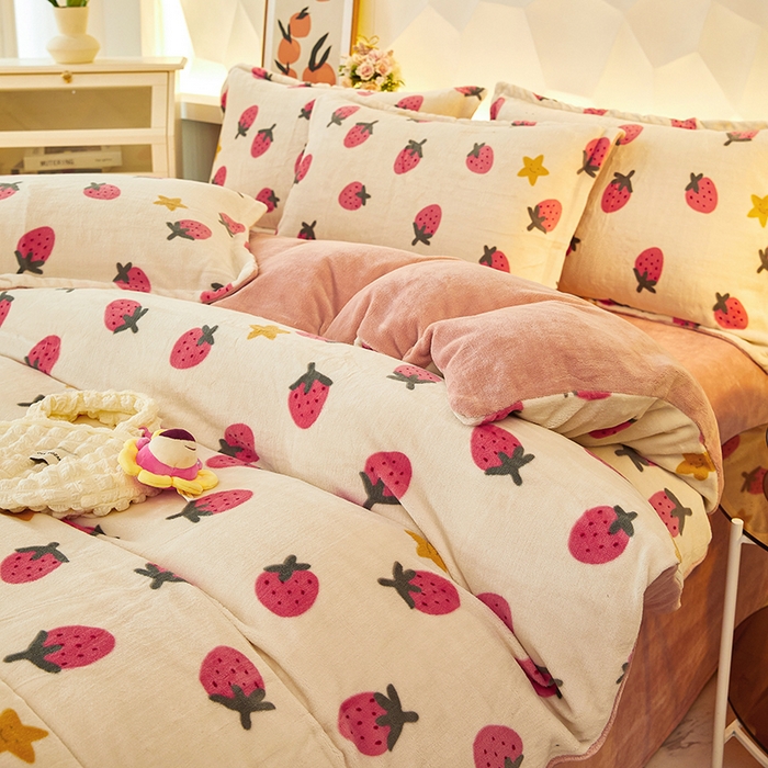 91家纺网 家纺一手货源 找家纺 三盛源 2025新款牛奶绒床品四件套冬季加厚珊瑚绒被套罩双面加绒法兰绒床单三件套 草莓乐园