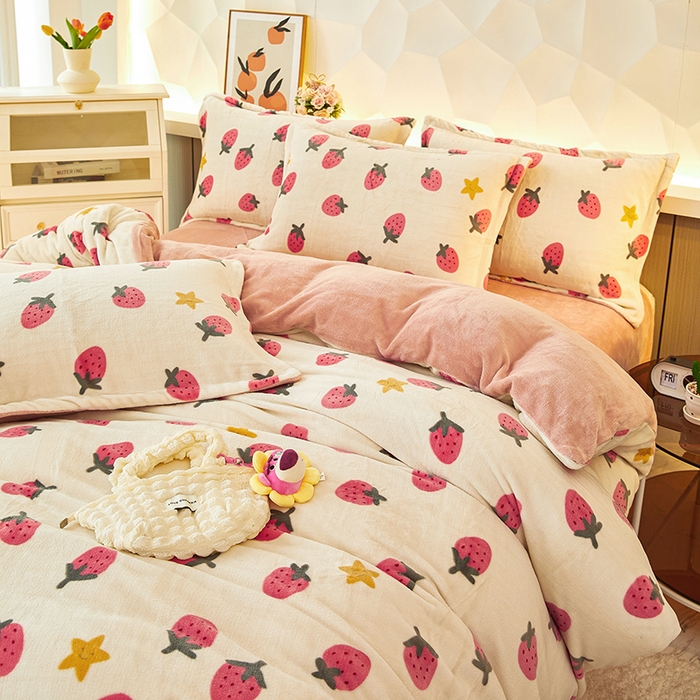 91家纺网 家纺一手货源 找家纺 三盛源 2025新款牛奶绒床品四件套冬季加厚珊瑚绒被套罩双面加绒法兰绒床单三件套 草莓乐园