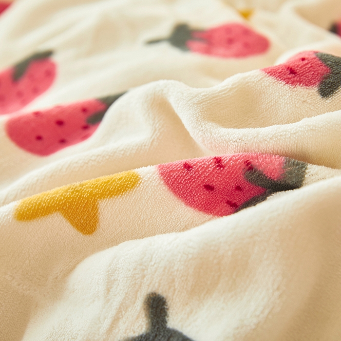 91家纺网 家纺一手货源 找家纺 三盛源 2025新款牛奶绒床品四件套冬季加厚珊瑚绒被套罩双面加绒法兰绒床单三件套 草莓乐园