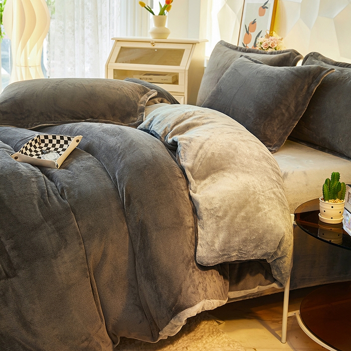 91家纺网 家纺一手货源 找家纺 三盛源 2025新款牛奶绒床品四件套冬季加厚珊瑚绒被套罩双面加绒法兰绒床单三件套 深灰-灰