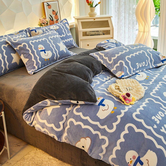 91家纺网 家纺一手货源 找家纺 三盛源 2025新款牛奶绒床品四件套冬季加厚珊瑚绒被套罩双面加绒法兰绒床单三件套 自由鸭丫