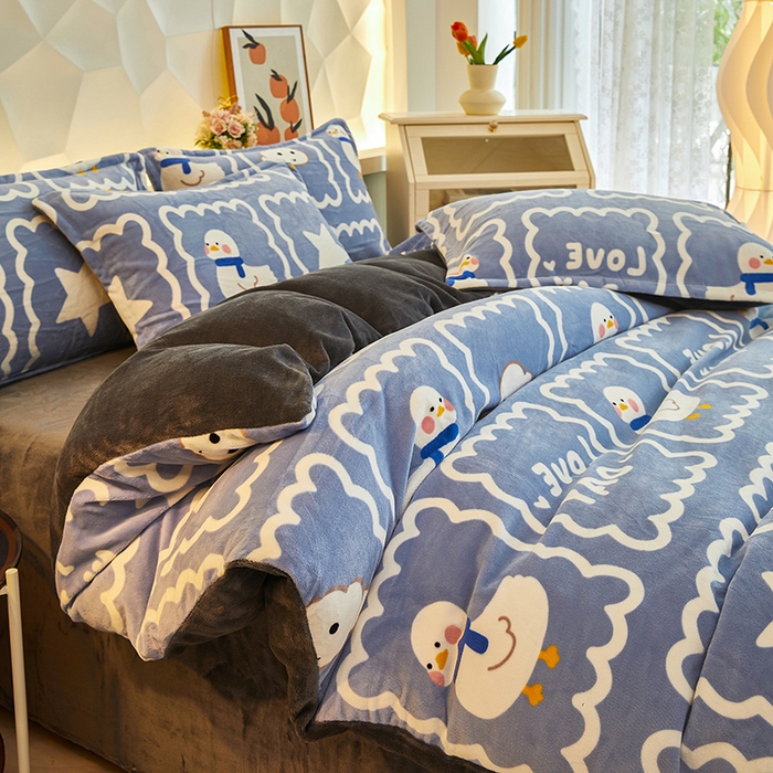 91家纺网 家纺一手货源 找家纺 三盛源 2025新款牛奶绒床品四件套冬季加厚珊瑚绒被套罩双面加绒法兰绒床单三件套 自由鸭丫