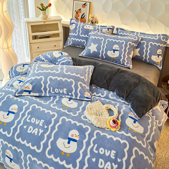 91家纺网 家纺一手货源 找家纺 三盛源 2025新款牛奶绒床品四件套冬季加厚珊瑚绒被套罩双面加绒法兰绒床单三件套 自由鸭丫