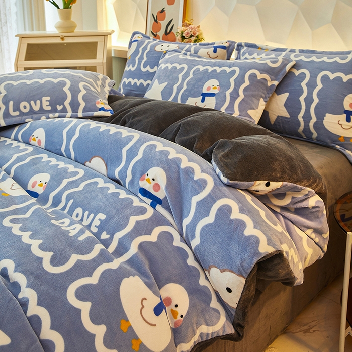 91家纺网 家纺一手货源 找家纺 三盛源 2025新款牛奶绒床品四件套冬季加厚珊瑚绒被套罩双面加绒法兰绒床单三件套 自由鸭丫