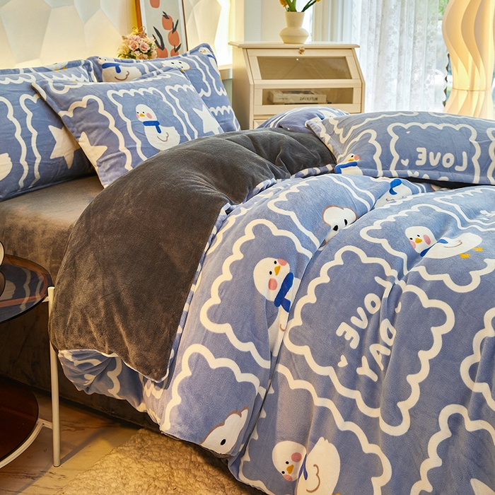 91家纺网 家纺一手货源 找家纺 三盛源 2025新款牛奶绒床品四件套冬季加厚珊瑚绒被套罩双面加绒法兰绒床单三件套 自由鸭丫