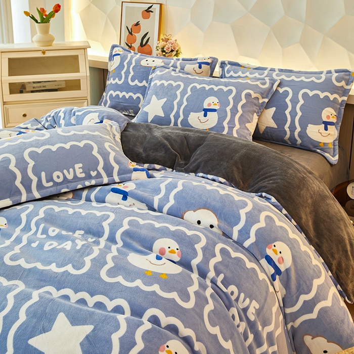 91家纺网 家纺一手货源 找家纺 三盛源 2025新款牛奶绒床品四件套冬季加厚珊瑚绒被套罩双面加绒法兰绒床单三件套 自由鸭丫