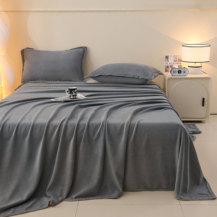 91家纺网 家纺一手货源 找家纺 湘之帛 2025新款高克重纯色牛奶绒床单 浅灰