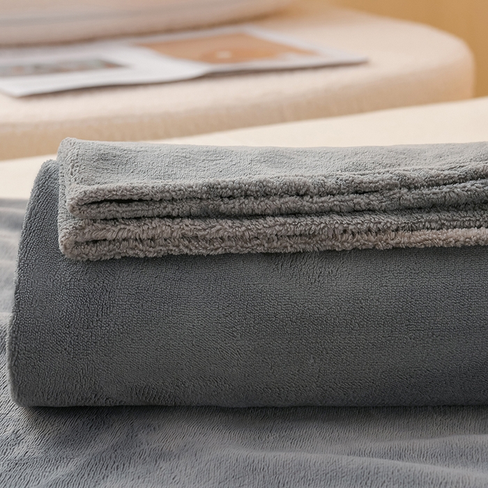 91家纺网 家纺一手货源 找家纺 湘之帛 2025新款高克重纯色牛奶绒床单 浅灰