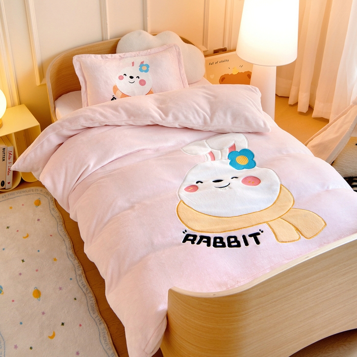 91家纺网 家纺一手货源 找家纺 （总）梵赫 2025新款秋冬牛奶绒原创贴布绣儿童幼儿园被套被芯盖毯