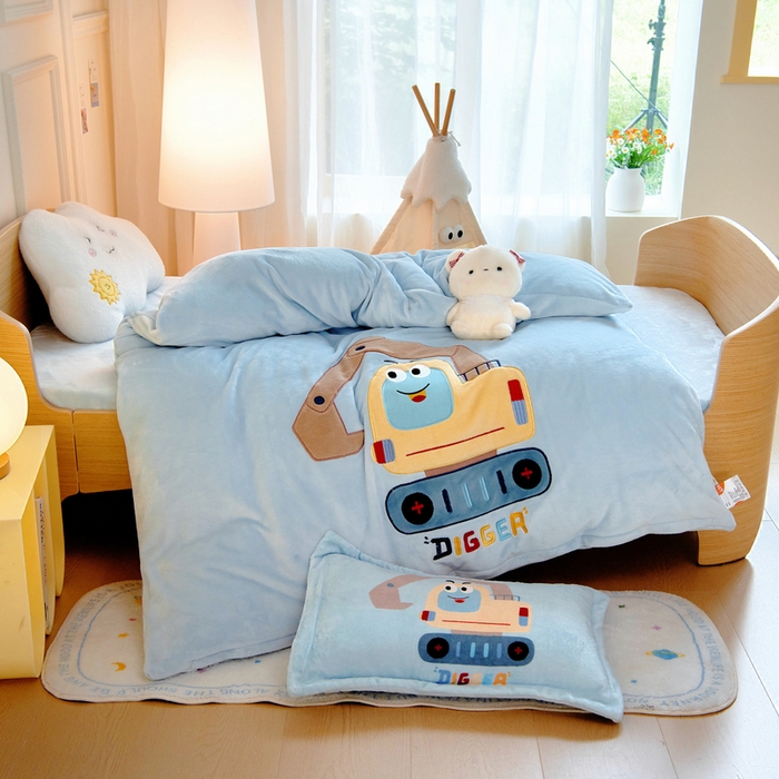 91家纺网 家纺一手货源 找家纺 梵赫 2025新款秋冬牛奶绒原创贴布绣儿童幼儿园被套被芯盖毯 机灵小挖机