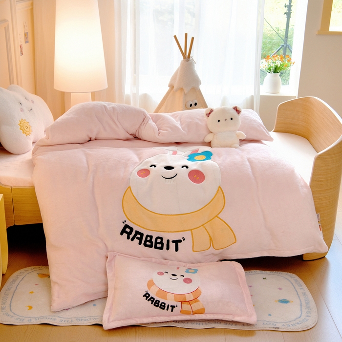 91家纺网 家纺一手货源 找家纺 梵赫 2025新款秋冬牛奶绒原创贴布绣儿童幼儿园被套被芯盖毯 围巾兔