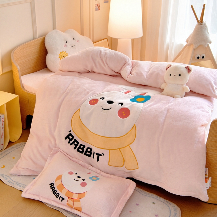 91家纺网 家纺一手货源 找家纺 梵赫 2025新款秋冬牛奶绒原创贴布绣儿童幼儿园被套被芯盖毯 围巾兔