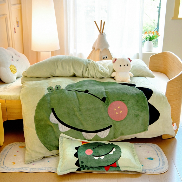 91家纺网 家纺一手货源 找家纺 梵赫 2025新款秋冬牛奶绒原创贴布绣儿童幼儿园被套被芯盖毯 超级小萌怪