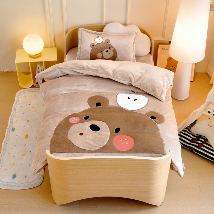 91家纺网 家纺一手货源 找家纺 梵赫 2025新款秋冬牛奶绒原创贴布绣儿童幼儿园被套被芯盖毯 巧克力熊