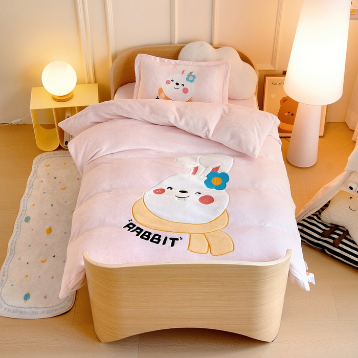 91家纺网 家纺一手货源 找家纺 梵赫 2025新款秋冬牛奶绒原创贴布绣儿童幼儿园被套被芯盖毯 围巾兔