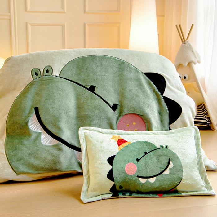 91家纺网 家纺一手货源 找家纺 梵赫 2025新款秋冬牛奶绒原创贴布绣儿童幼儿园被套被芯盖毯 超级小萌怪