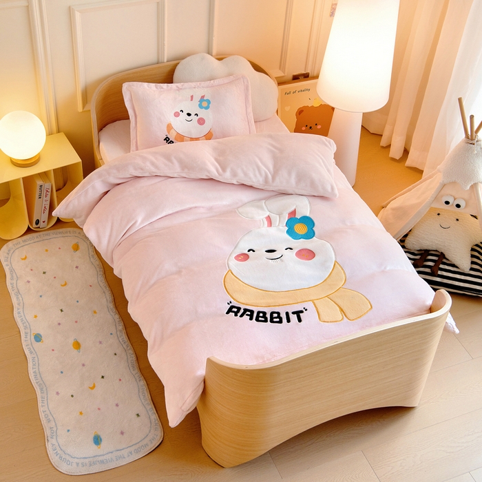 91家纺网 家纺一手货源 找家纺 梵赫 2025新款秋冬牛奶绒原创贴布绣儿童幼儿园被套被芯盖毯 围巾兔