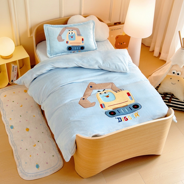 91家纺网 家纺一手货源 找家纺 梵赫 2025新款秋冬牛奶绒原创贴布绣儿童幼儿园被套被芯盖毯 机灵小挖机