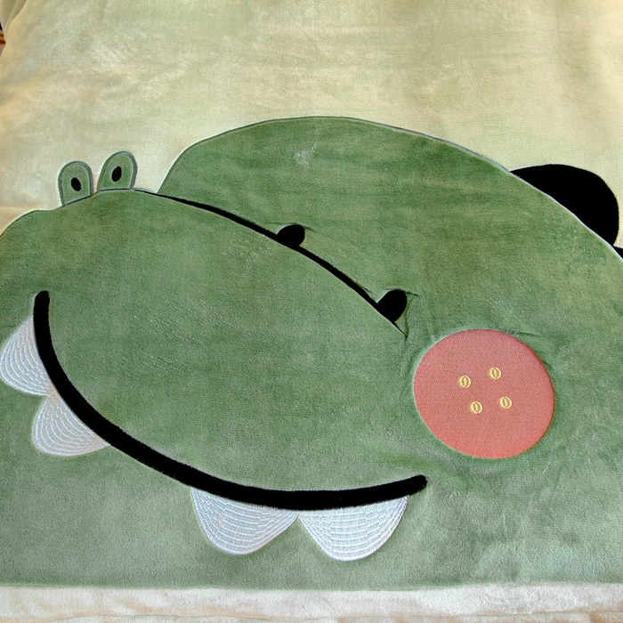 91家纺网 家纺一手货源 找家纺 梵赫 2025新款秋冬牛奶绒原创贴布绣儿童幼儿园被套被芯盖毯 超级小萌怪