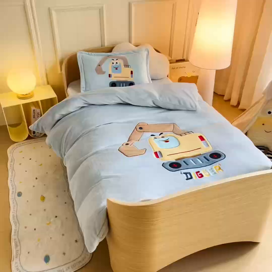 91家纺网 家纺一手货源 找家纺 梵赫 2025新款秋冬牛奶绒原创贴布绣儿童幼儿园被套被芯盖毯 机灵小挖机