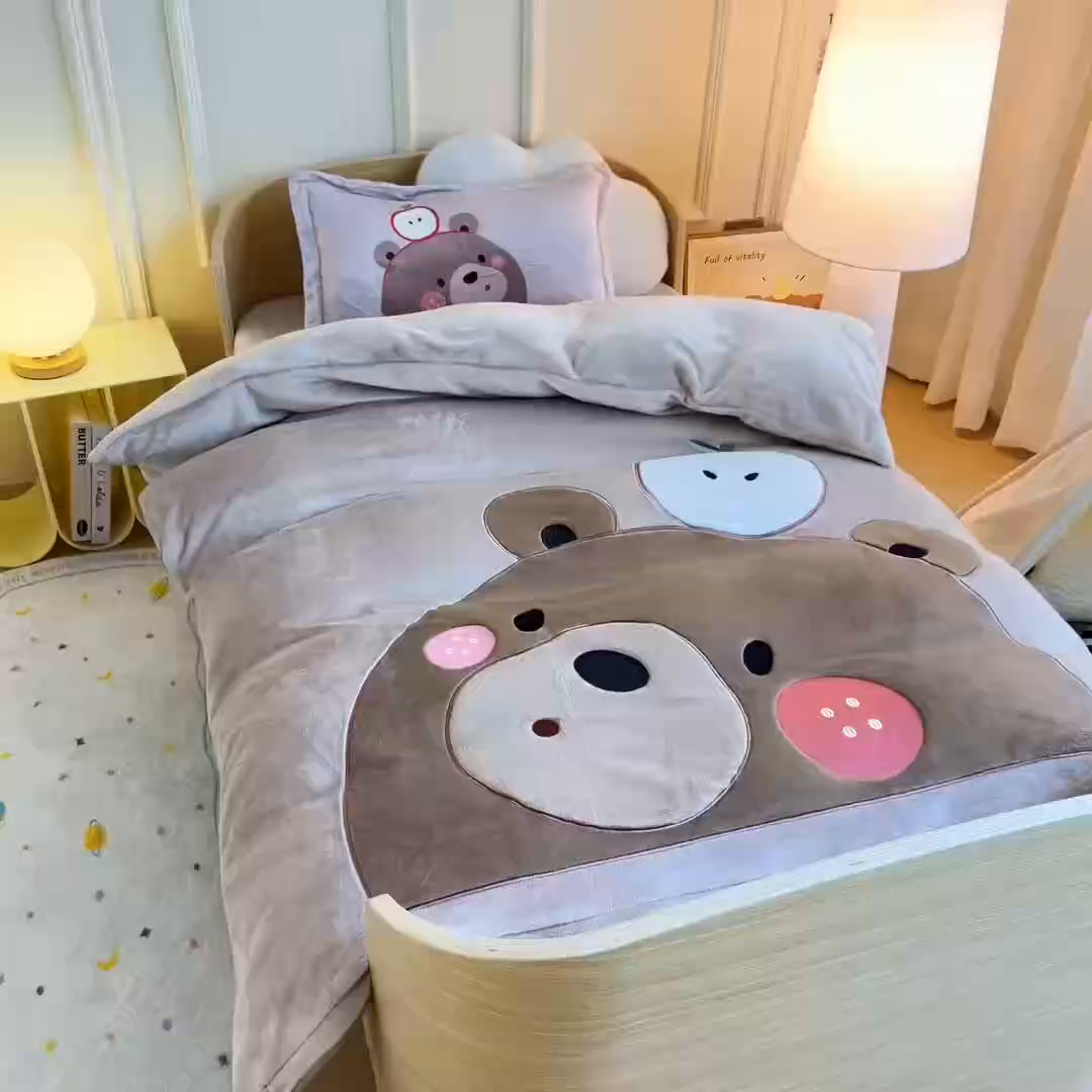 91家纺网 家纺一手货源 找家纺 梵赫 2025新款秋冬牛奶绒原创贴布绣儿童幼儿园被套被芯盖毯 巧克力熊