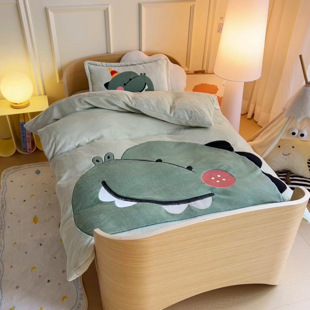 91家纺网 家纺一手货源 找家纺 梵赫 2025新款秋冬牛奶绒原创贴布绣儿童幼儿园被套被芯盖毯 超级小萌怪