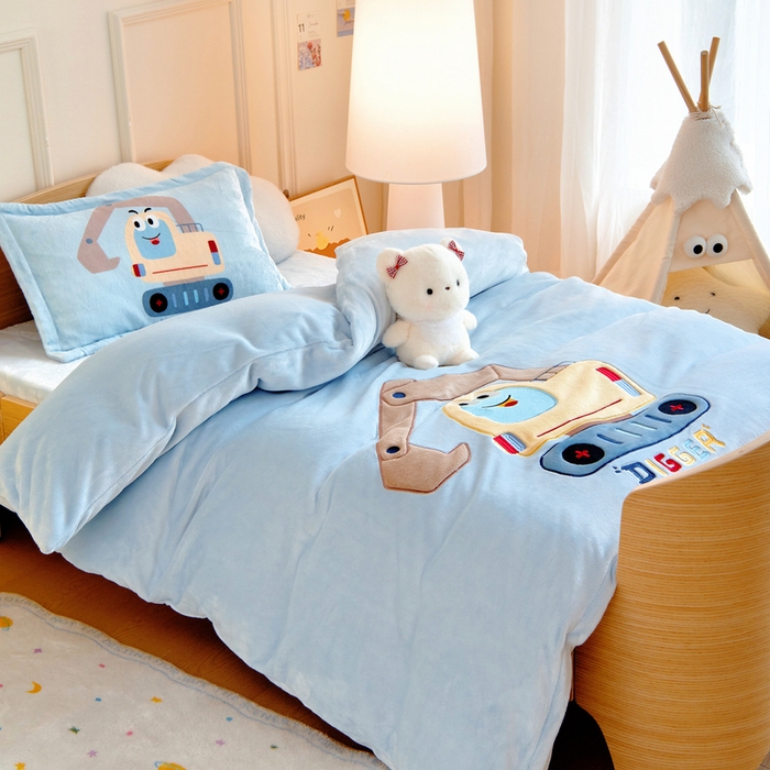 91家纺网 家纺一手货源 找家纺 梵赫 2025新款秋冬牛奶绒原创贴布绣儿童幼儿园被套被芯盖毯 机灵小挖机