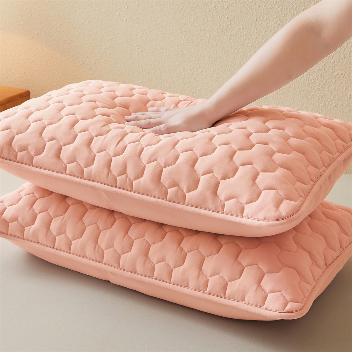 91家纺网 家纺一手货源 找家纺 居眠 2025新款简格-棉花防水枕套-简格 简格-粉