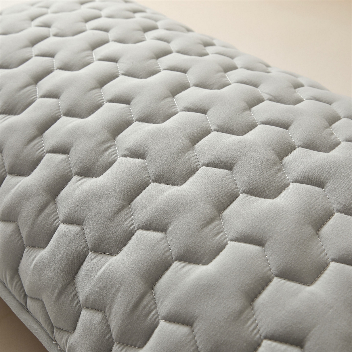 91家纺网 家纺一手货源 找家纺 居眠 2025新款简格-棉花防水枕套-简格 简格-灰